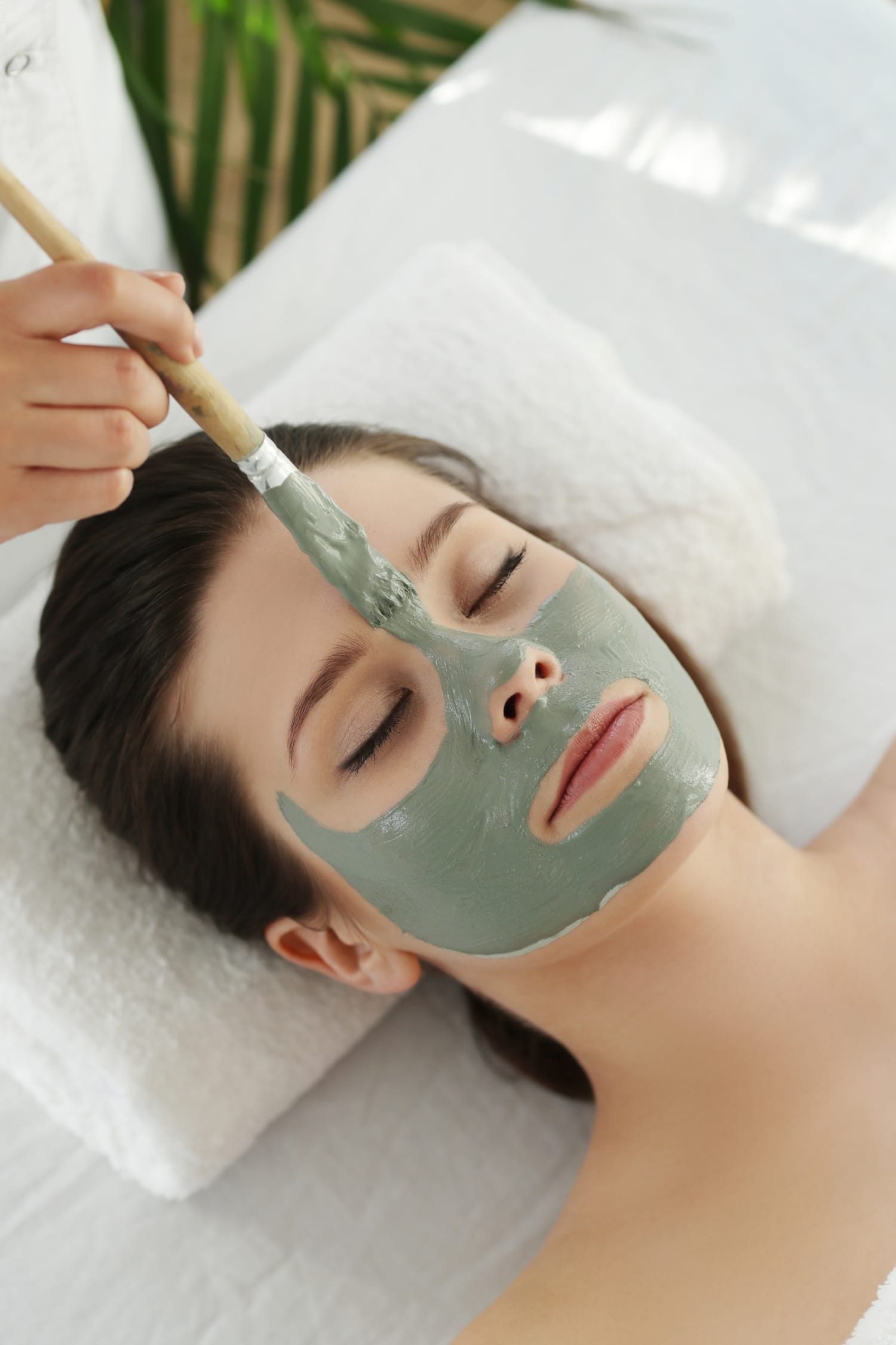 Femme recevant un soin du visage hydratant et un massage relaxant à l'institut de beauté Sublime Bien-être aux Pavillons-sous-Bois