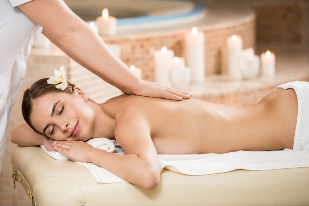 Massage relaxant du dos pour femme à l\'institut de beauté aux Pavillons-sous-Bois. Séance de massage thaïlandais traditionnel avec étirements et acupression, pour améliorer l'énergie et la souplesse, aux Pavillons-sous-Bois.