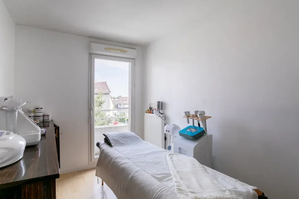 Intérieur d'une cabine de soin apaisante et chaleureuse à l'institut de beauté Sublime Bien-être, Les Pavillons-sous-Bois (93). institut de beauté Pavillons-sous-Bois