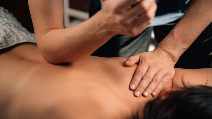 Praticienne appliquant des pressions profondes lors d'un massage Deep Tissue pour soulager les douleurs musculaires chroniques à l'institut Sublime Bien-être