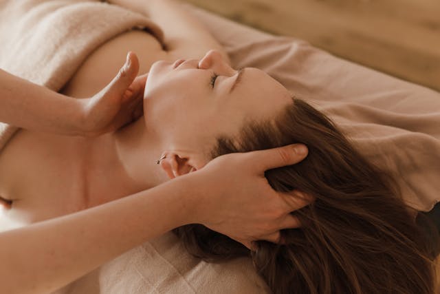 Détendez-vous avec nos soins de réflexologie et massage lymphatique à Les Pavillons-sous-Bois. Bien-être, détox et équilibre au rendez-vous.